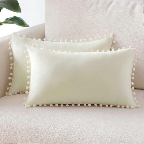 Lot de 2 housses de coussin décoratives (30 x 50 cm, blanc crème) en velours doux à pompons, pour canapé, lit, fauteuil, chambre ou salon. (1/5)