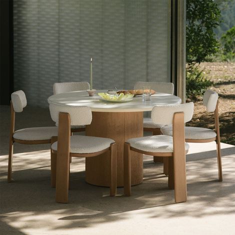 SKLUM Set aus rundem Tisch Ø120 cm aus Beton Sharpay und 6 Gartenstühlen aus Akazienholz und Bouclé-Stoff Malta Helles Akazienbraun (1/5)