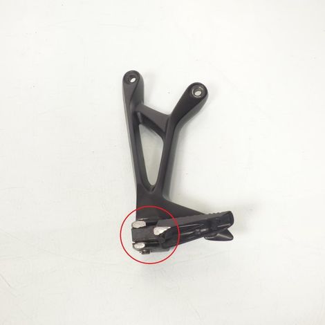 [PRODUIT D'OCCASION] Platine de repose pied passager gauche origine pour moto Suzuki