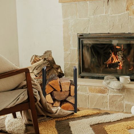 Schwarzes brennholzregal aus metall - kleiner holzlagerhalter