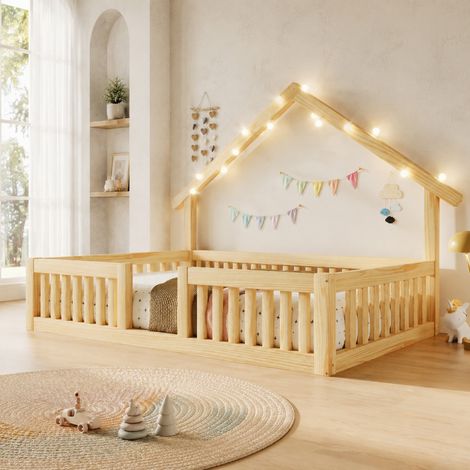 Cama infantil tipo casa 90 x 200 cm de madera natural con barrera de seguridad y luces LED (1/5)