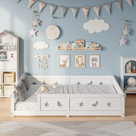 Lit simple enfant 140x200 cm au sol, cadre de lit en bois avec barrière de sécurité et sommier à lattes, lit caban design étoiles et lune pour garçons et filles, blanc (1/5)