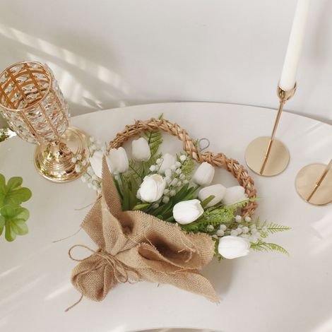 Frühlingshafter Wandkranz mit roten Tulpen, Rosen und Nelken, herzförmig, zur Türdekoration, Valentinstag, Muttertag - Rosen und Nelken aus Seide/Naturweide (1/5)