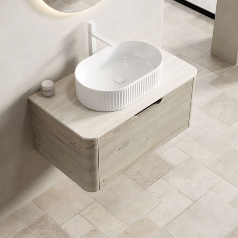 Meuble vasque suspendu de 80 cm avec vasque ovale blanche, plan de travail en travertin fritté, caisson en contreplaqué à bords arrondis avec tiroir, pré-assemblé, finition chêne crème.