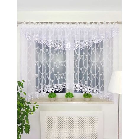 Una cortina confeccionada en un elegante tejido marquesita decorado con bordados y encaje guipur. (1/5)
