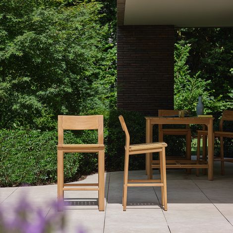 Lot de 2 chaises de bar de jardin en teck (1/5)