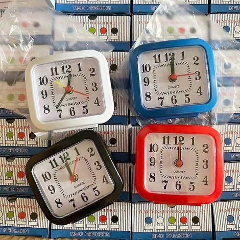 Ce petit réveil carré est idéal pour les enfants et les étudiants. C'est un réveil de bureau au design simple, doté d'une lumière intégrée. Il n'est pas silencieux et fonctionne avec un crédit prépayé (1/3)