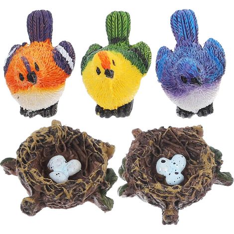 Un ensemble de mini-poupées d'oiseaux artificiels et un mini-nid d'oiseau artificiel, adaptés à une maison de poupée. (1/5)