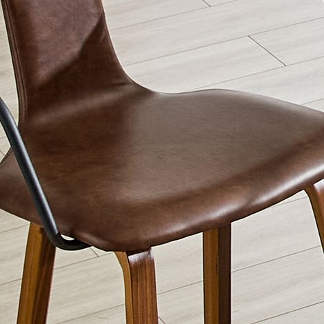 Conjunto de 2 taburetes de bar con reposabrazos, tapizados en tela tipo peluche/piel sintética, patas de madera, reposapiés metálico, estilo escandinavo moderno. (1/5)