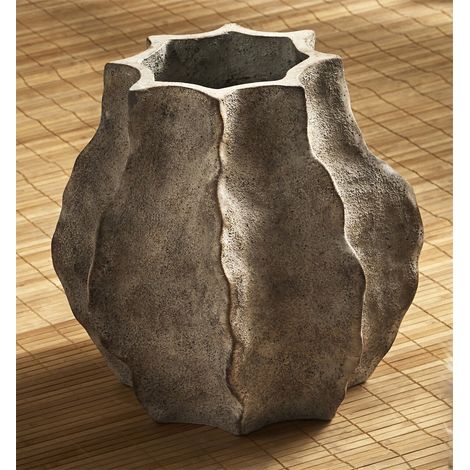 Weiße, granulierte, gewellte, achteckige Vase, 35 cm. 37 x 35 x 35 cm (1/3)