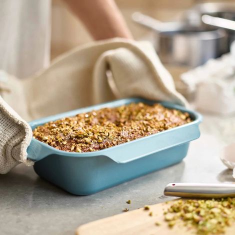 Teglia antiaderente per pane Joseph Joseph Nest Bake de 2 lbs - Con manici integrati per una manipolazione facile e sicura, ideale per cuocere perfettamente il pane. (1/3)