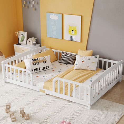 Letto a terra 140/200 cm bianco con sponde di sicurezza e accesso centrale, in legno di pino (1/5)