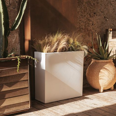 JUNCO Macetero Rectangular y Alto de Interior y Exterior Para Plantas y Flores Muy Resistente al Paso del Tiempo. Hecho de Polietileno en España - Blanco