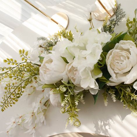 Guirlande printanière, décoration de porte, suspension florale, linteau, miroir, façade de chaise fleurie, dossier de chaise fleuri, arche de mariage fleurie, pivoine (1/5)