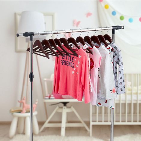 Juego de 20 perchas de madera para ropa infantil.