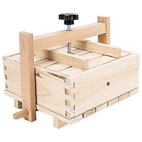 Cette presse à tofu et fromagerie en bois est un appareil 2 en 1 avec un moule amovible et un couvercle en tissu. Fabrication artisanale, dimensions : 17 x 17 x 9,5 cm.