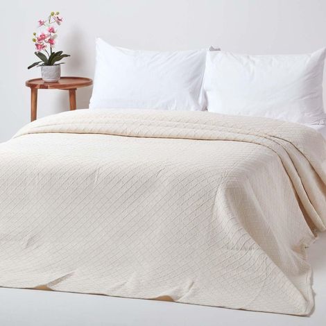 HOMESCAPES Couvre-lit crème matelassé motif en relief - 260 x 260 cm