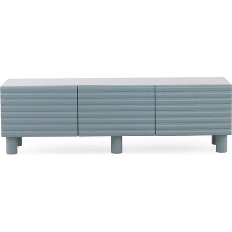 Meuble TV en MDF bleu tourterelle, avec des motifs ondulés sur les portes et des pieds en bois massif. (1/5)