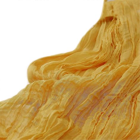 Chemin de table en mousseline jaune moutarde, idéal pour dresser une table lors d'un repas de famille ou d'un mariage vintage. Décoration parfaite pour les fêtes de fin d'année, les banquets de Noël e (1/5)