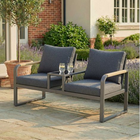 Gartensofa 2-Sitzer aus verzinktem Eisen und Polyester in Grau, mit Glasplatte, geflochtenen Armlehnen und modernem Design (1/5)