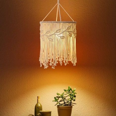 Suspension ronde de style bohème avec abat-jour en feuilles tressées et pompons en corde de coton, idéale pour un salon ou une chambre de style scandinave. Diamètre : 30 cm, hauteur totale : 65 cm. (1/2)