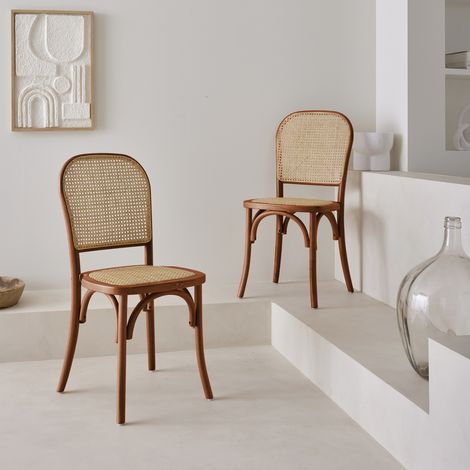 Lot de deux chaises naturelles vintage en bois effet noyer avec assise et dossier en rotin (1/5)