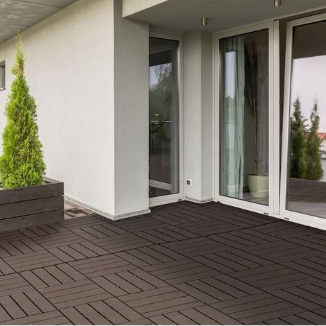 Dalles de terrasse clipsables 30x30x2 cm en polypropylène brun, drainage, pour balcon – MEUBLIV (1/5)