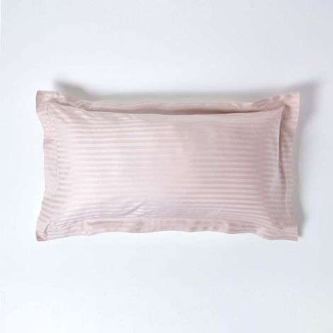 HOMESCAPES Taie d'oreiller rayé volant plat en coton égyptien 330 fils coloris violet 50 x 90 cm (1/4)