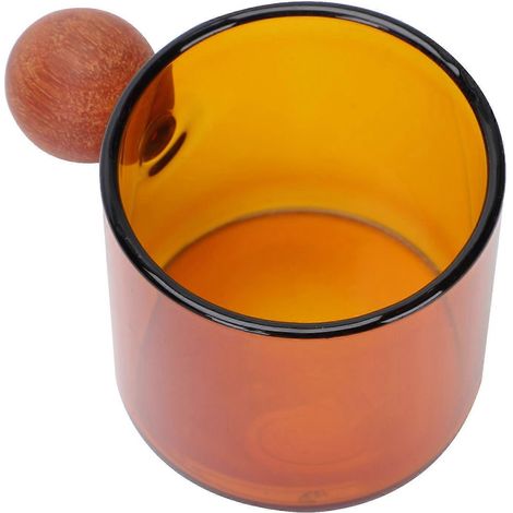 Un verre à jus avec une boule en bois, une tasse à café en verre (1/5)