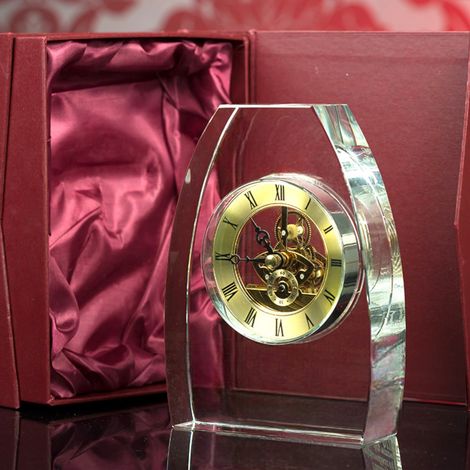 Eine wunderschöne Statuette aus dickem Kristallglas mit einer großen Uhr, ein wertvolles Geschenk zum Gravieren oder Drucken, mit einem dekorativen Etui. (1/5)