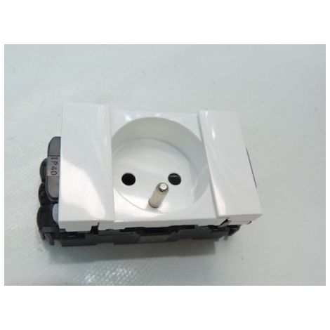 Legrand – Prise pour goulotte Clippage Direct – 2P+T – 2 modules – Blanc – Indice de protection IP20 – Pour installation en intérieur