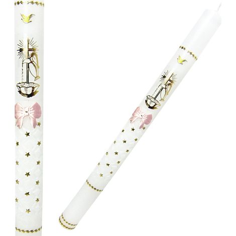 Una candela battesimale intagliata con una croce, un fiocco rosa e decorazioni dorate.