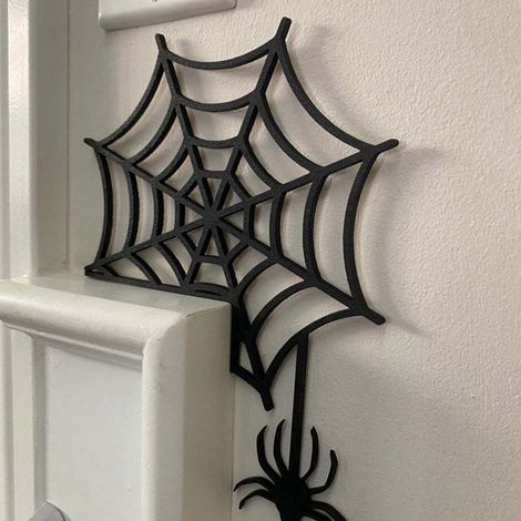 Décoration d'Halloween : Panneau d'angle de porte en bois représentant une sorcière et une araignée. Décoration automnale.