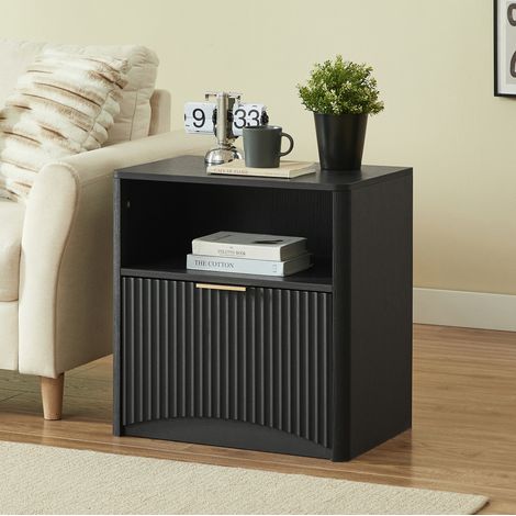 Table de chevet moderne en panneaux de particules noirs, design rainuré, 1 tiroir ouvert et 1 compartiment fermé, 58 x 38 x 60 cm (1/5)