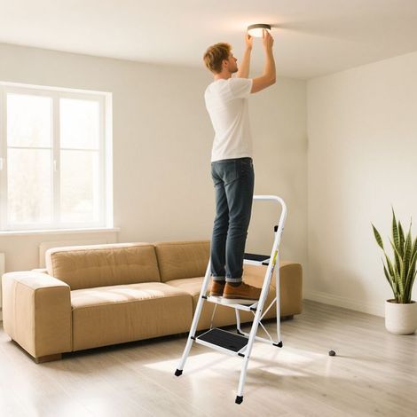 Dreifach klappbare Eisenleiter - weiße kleine Leiter mit rutschfestem Teppich - maximale Tragfähigkeit: 150 kg.