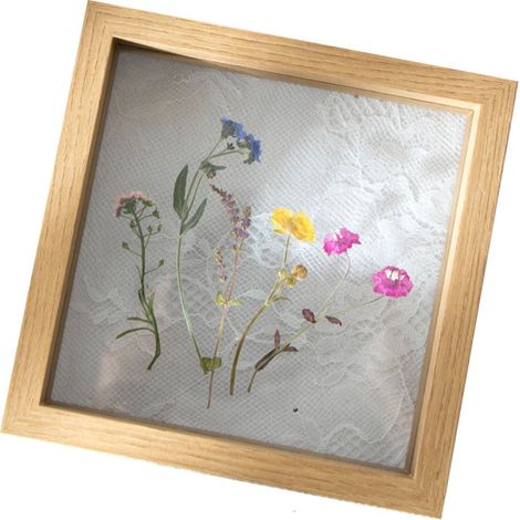 Marco de madera con frontal de cristal, decorado con flores y hojas secas, ideal para una foto de boda o para decorar una oficina. (1/5)