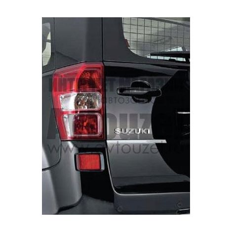 Suzuki Grand Vitara II - embellecedor cromado en el portón trasero (1/4)