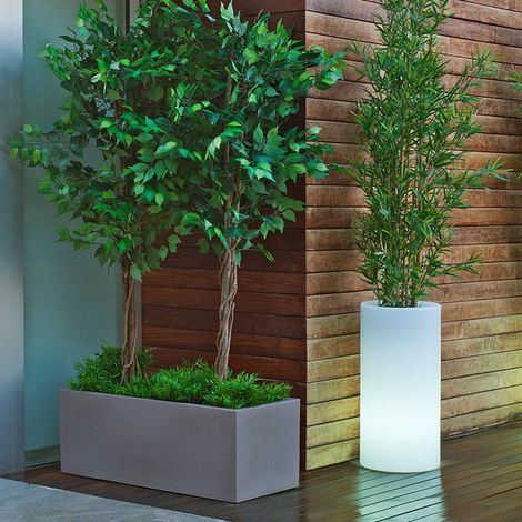PALMA 70 Fioriera rotonda e alta con luce per piante e fiori molto resistente. Luce bianca fredda con cavo. Realizzata in polietilene in Spagna (1/3)