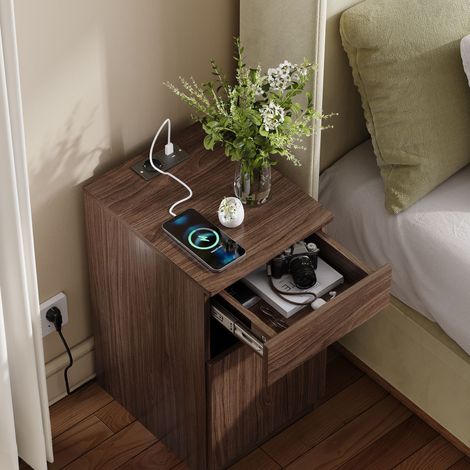 Table de chevet avec fonction de chargement, finition noyer, ports USB-A/USB-C et prise secteur, 33 x 40 x 61,5 cm, poubelle incluse