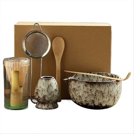6-teiliges japanisches Matcha-Tee-Set bestehend aus einem Bambusbesen, einem Teelöffel, einer Matcha-Schale und einem Besenständer. Weiß. (1/5)