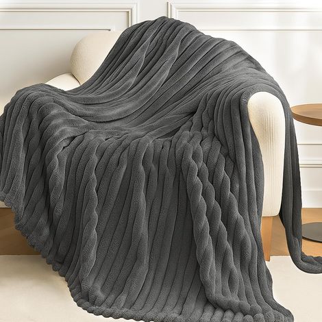 Manta de franela gris de 150x200 cm con rayas de cuerda, transpirable y suave, ideal para el sofá. (1/5)