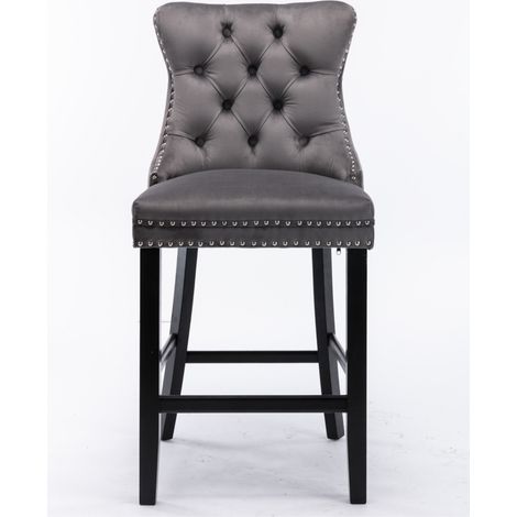 Lot de 2 tabourets de bar modernes en velours gris, rembourrés, capitonnage à boutons, piètement bois et clous chromés, design détente.