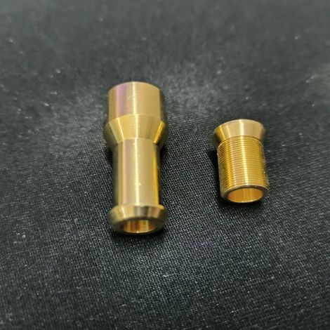 LR054820 et LR054821 sont des raccords en cuivre pour les tuyaux d'évacuation du toit ouvrant des Land Rover Range Rover, fabriqués en cuivre pur. (1/2)
