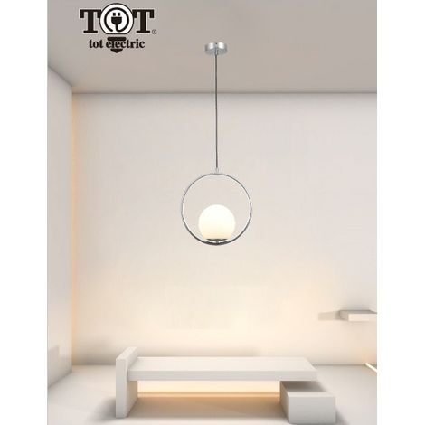 Lampadario a sospensione cerchio argento metallo con sfera in vetro bianco attacco E27 design moderno minimal (1/5)