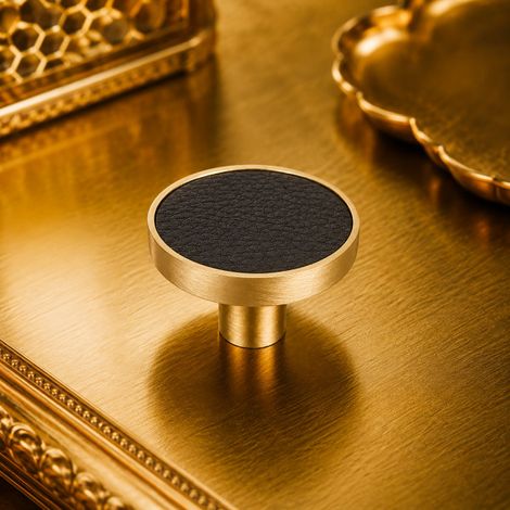 Ouvre&Déco - Bouton de meuble LEDER en métal doré satiné et cuir – 32 mm – Style Art déco (1/5)