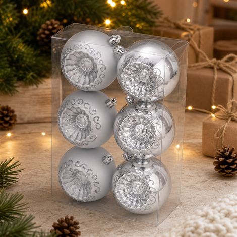 Rote, goldene und silberne geprägte Weihnachtskugeln, Schneeflocken, paillettenbesetzte Plastikkugeln, Christbaumschmuck, hängende Kugeln für festliche Szenen.