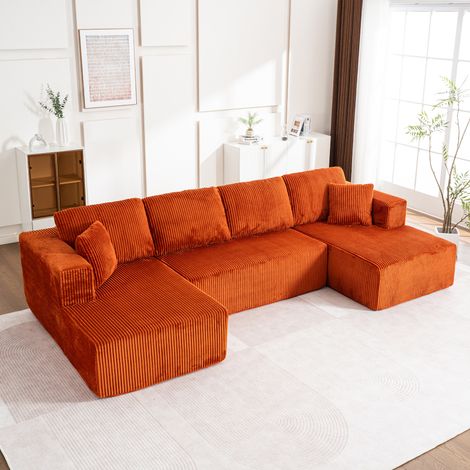Il soggiorno è arredato con un divano senza struttura rigida - un moderno divano relax a forma di U - e un divano modulare non componibile in tessuto leggero con poltrone lounge.