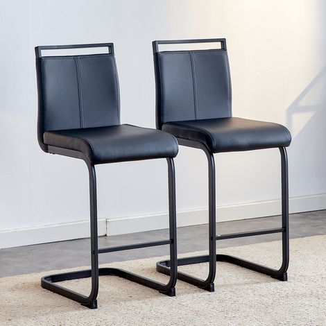 Paire de tabourets de bar design scandinave (lot de 2). Assise en cuir synthétique noir de haute qualité, piètement en acier noir. Parfait pour cuisine, bar ou restaurant. Hauteur : 96,5 cm.