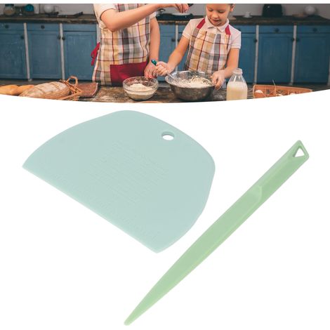 Backutensilien (grün), darunter ein Tranchiermesser und ein Modelliermesser (1/5)