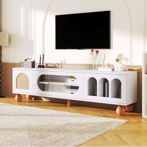 Mueble TV blanco con puertas efecto ratán, puerta corredera de vidrio, huecos arqueados, tiradores dorados y patas redondas, estilo moderno - CHICFURN (1/5)